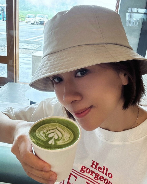 文頌嫻遊日狂食拉麵大飽口福 著泳衣浸溫泉罕曬事業線