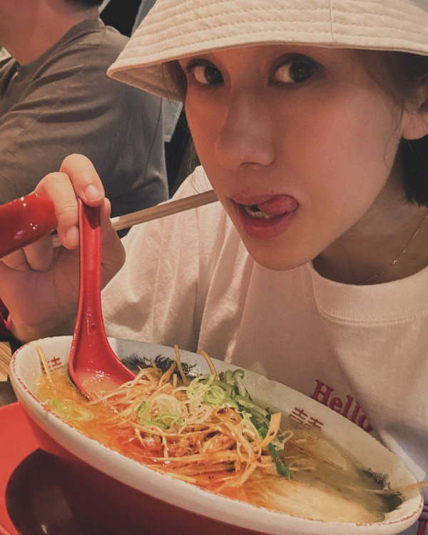 文頌嫻遊日狂食拉麵大飽口福 著泳衣浸溫泉罕曬事業線