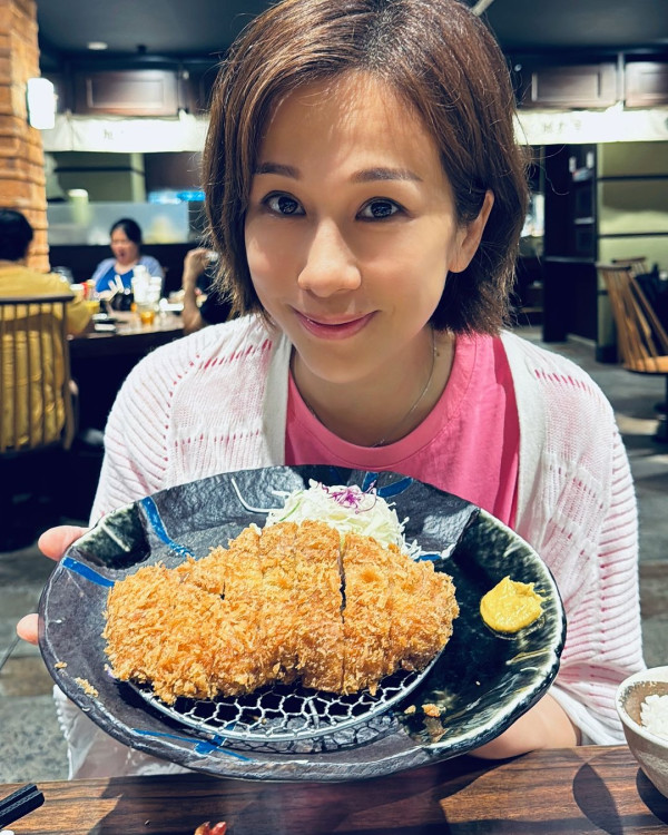 文頌嫻遊日狂食拉麵大飽口福 著泳衣浸溫泉罕曬事業線