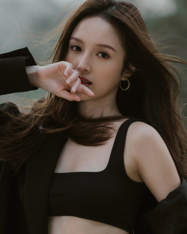 鄺潔楹罕有以性感型格造型示人