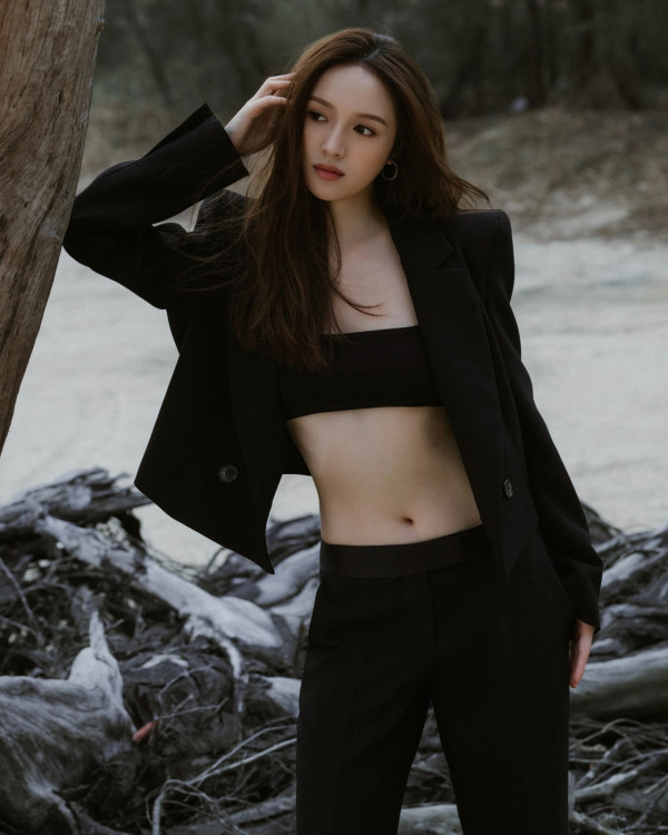 鄺潔楹罕有以性感型格造型示人