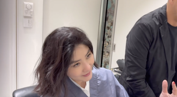 Kelly剪短髮過程/圖片來源：IG@kellychenwailam