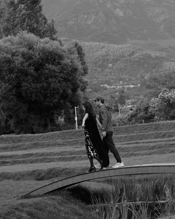 陳凱琳遊麗江古城打卡！挑戰空中飛人高危動作 