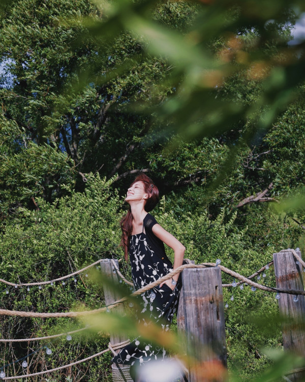 陳凱琳遊麗江古城打卡！挑戰空中飛人高危動作 