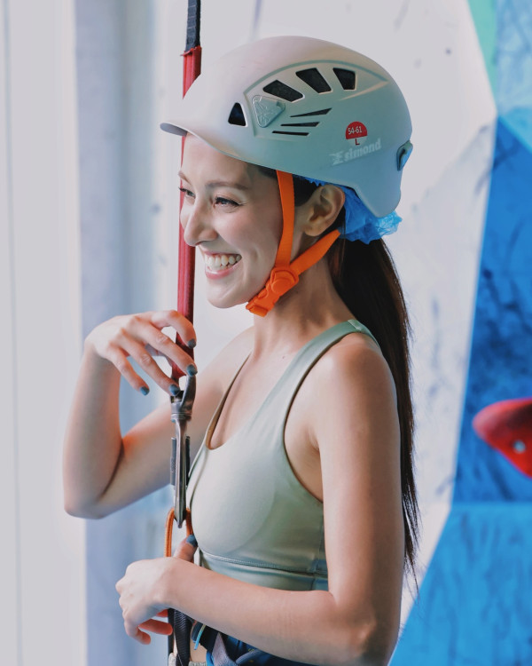 陳凱琳遊麗江古城打卡！挑戰空中飛人高危動作 