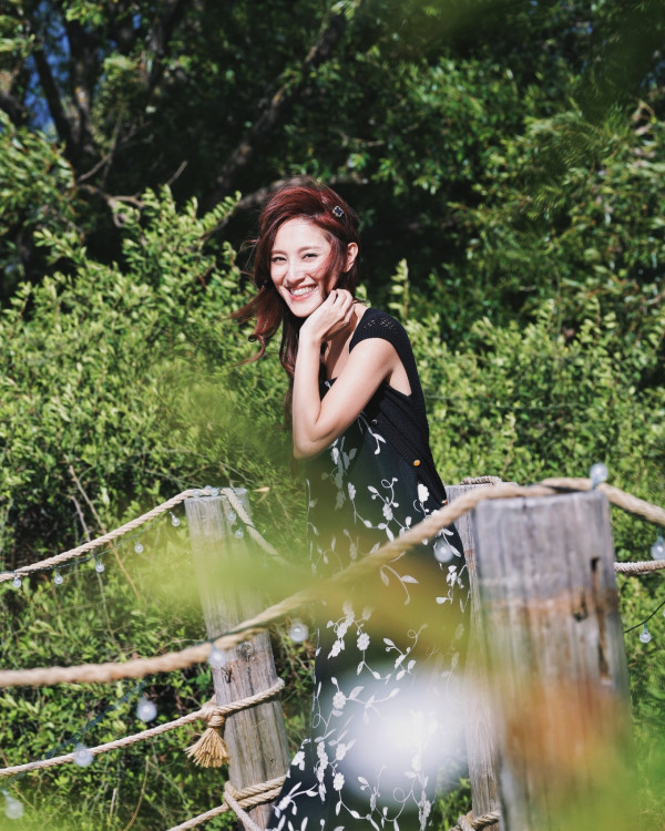 陳凱琳遊麗江古城打卡！挑戰空中飛人高危動作 