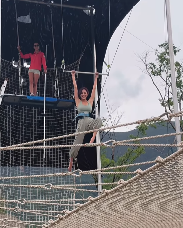 陳凱琳遊麗江古城打卡！挑戰空中飛人高危動作 