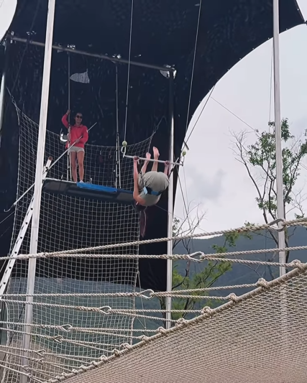 陳凱琳遊麗江古城打卡！挑戰空中飛人高危動作 