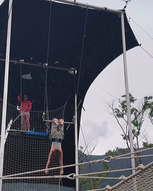 陳凱琳遊麗江古城打卡！挑戰空中飛人高危動作 