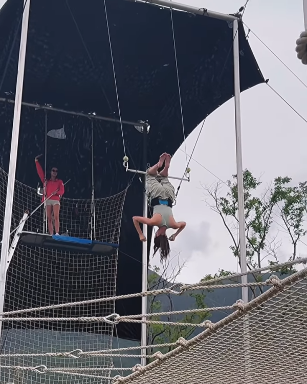 陳凱琳遊麗江古城打卡！挑戰空中飛人高危動作 