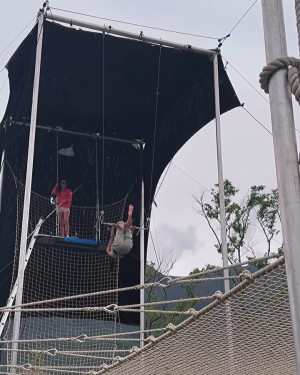 陳凱琳遊麗江古城打卡！挑戰空中飛人高危動作 