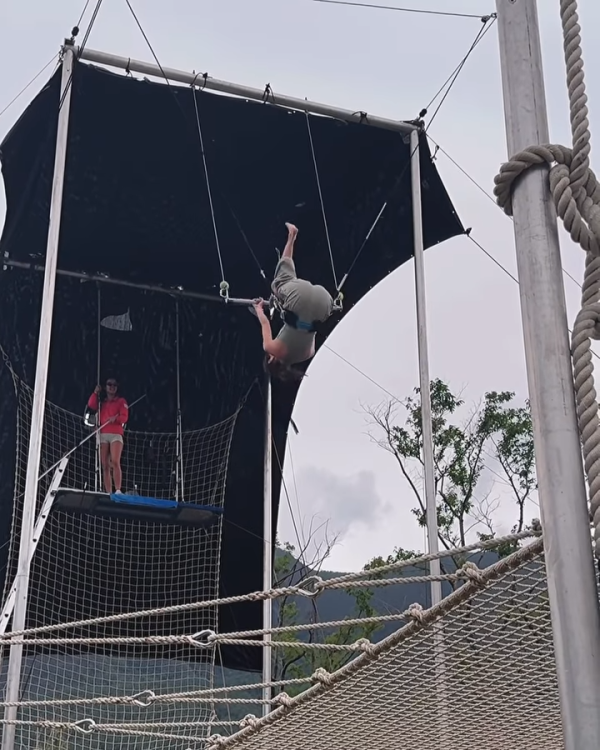 陳凱琳遊麗江古城打卡！挑戰空中飛人高危動作 