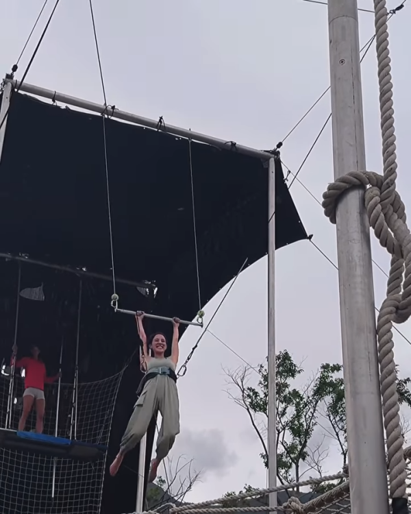 陳凱琳遊麗江古城打卡！挑戰空中飛人高危動作 