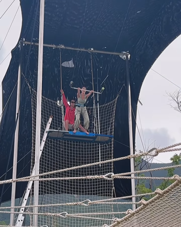 陳凱琳遊麗江古城打卡！挑戰空中飛人高危動作 