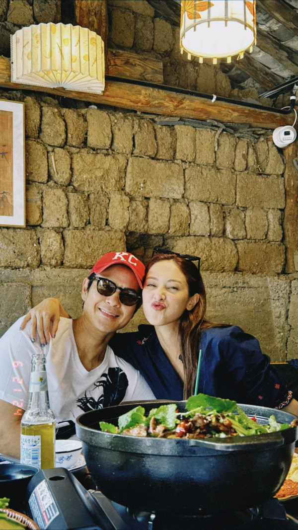 陳凱琳遊麗江古城打卡！挑戰空中飛人高危動作 