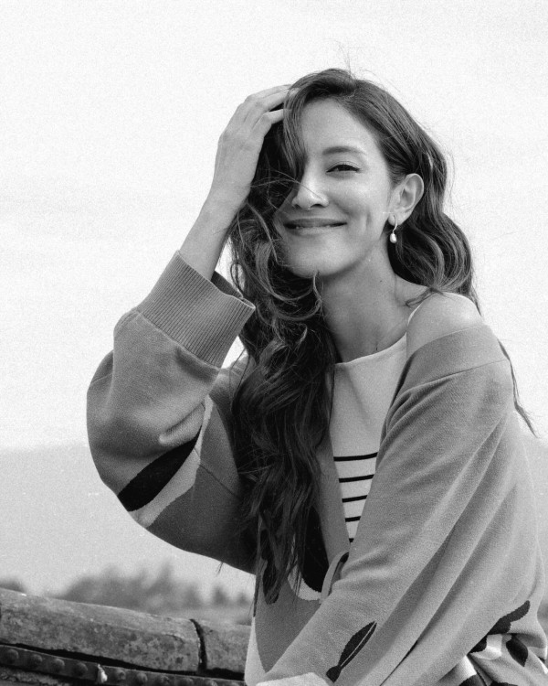 陳凱琳遊麗江古城打卡！挑戰空中飛人高危動作 