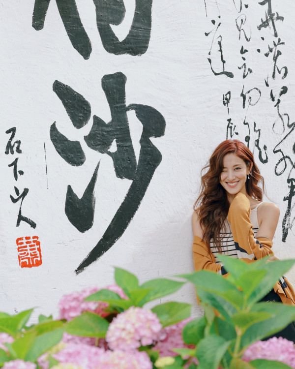 陳凱琳遊麗江古城打卡！挑戰空中飛人高危動作 