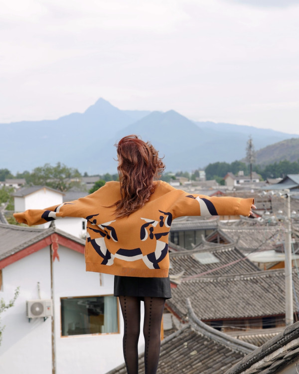 陳凱琳遊麗江古城打卡！挑戰空中飛人高危動作 