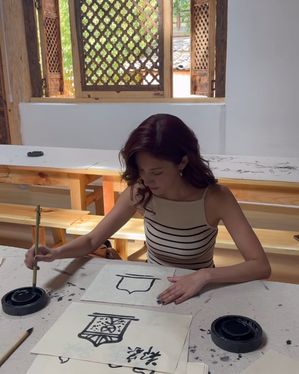 陳凱琳遊麗江古城打卡！挑戰空中飛人高危動作 