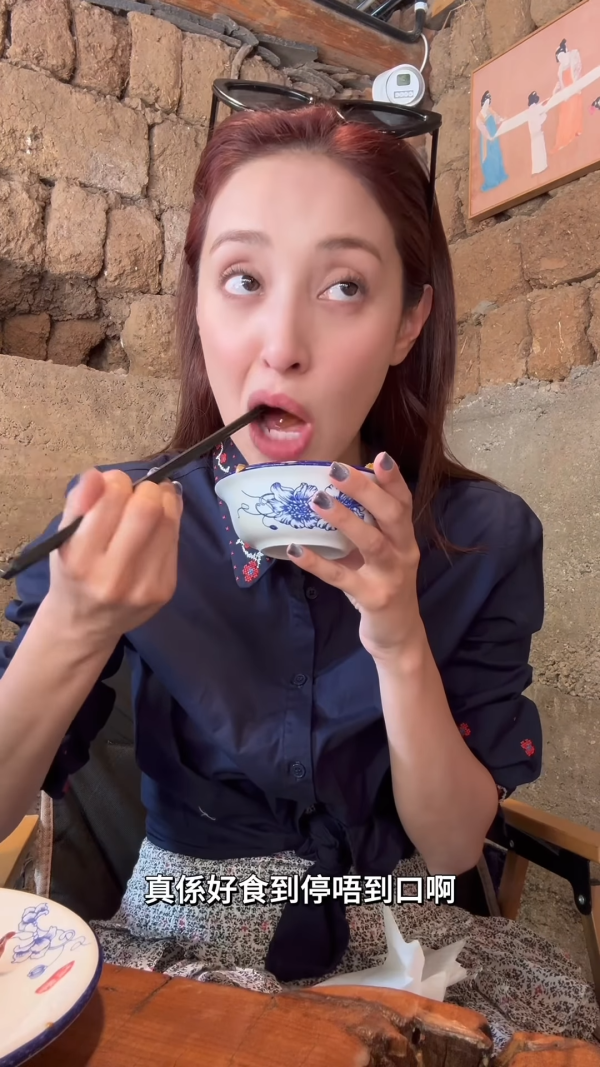 陳凱琳遊麗江古城打卡！挑戰空中飛人高危動作 