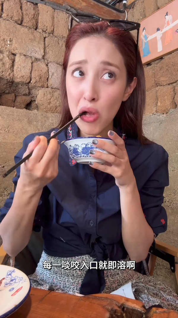 陳凱琳遊麗江古城打卡！挑戰空中飛人高危動作 