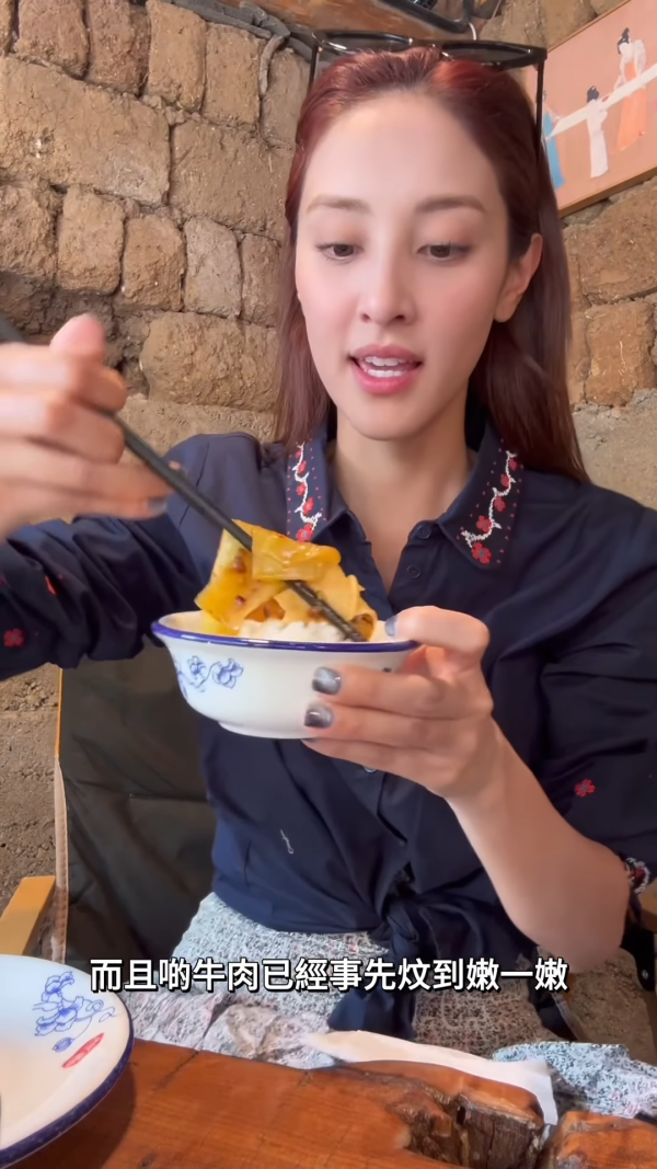 陳凱琳遊麗江古城打卡！挑戰空中飛人高危動作 