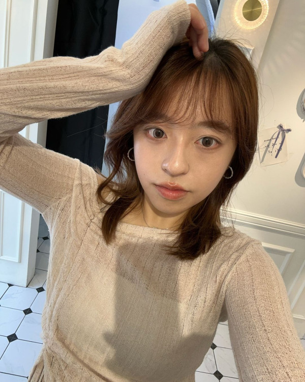 呂爵安胞妹小如豬遊台低胸裙上陣 獲網友讚有仙氣 「妹控」Edan今次點回應？ 