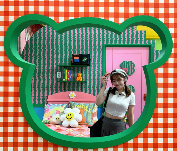 呂爵安胞妹小如豬遊台低胸裙上陣 獲網友讚有仙氣 「妹控」Edan今次點回應？ 