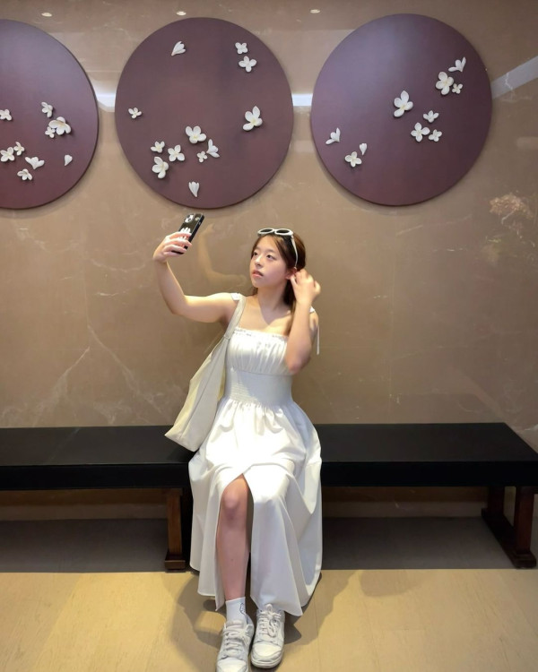 呂爵安胞妹小如豬遊台低胸裙上陣 獲網友讚有仙氣 「妹控」Edan今次點回應？ 