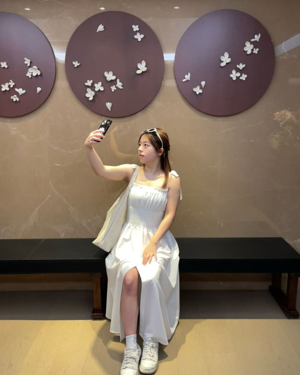 呂爵安胞妹小如豬遊台低胸裙上陣 獲網友讚有仙氣 「妹控」Edan今次點回應？ 