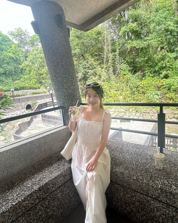 呂爵安胞妹小如豬遊台低胸裙上陣 獲網友讚有仙氣 「妹控」Edan今次點回應？ 