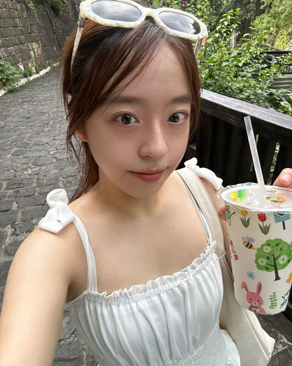 呂爵安胞妹小如豬遊台低胸裙上陣 獲網友讚有仙氣 「妹控」Edan今次點回應？ 