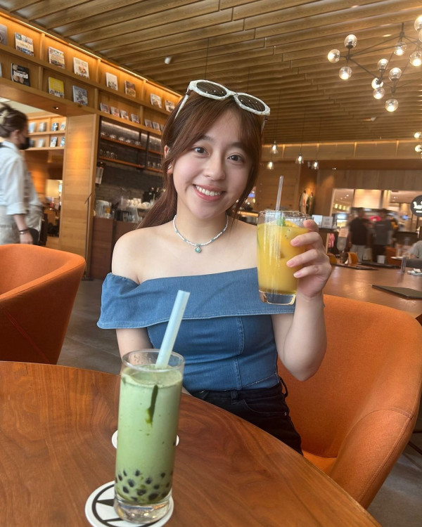 呂爵安胞妹小如豬遊台低胸裙上陣 獲網友讚有仙氣 「妹控」Edan今次點回應？ 