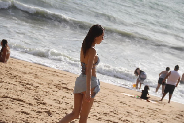 陸浩明女友遊台水著放題曬火辣身材！ 6號被指褲浪位有異樣：泳褲搶哂鏡 