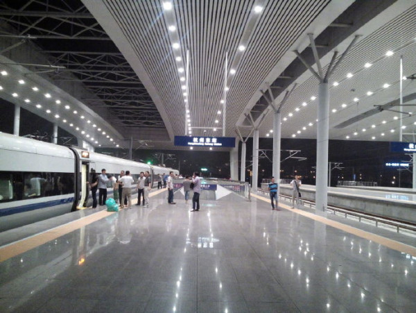 杭州東站月台沉降30cm！乘客：落高鐵如跳台階 