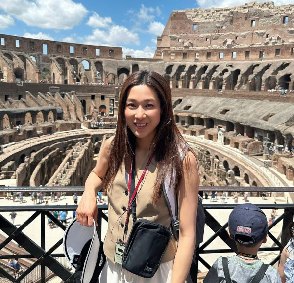 鍾嘉欣帶仔囡坐郵輪旅行！7歲大囡女大十八變！眼大臉尖極靚女！ 