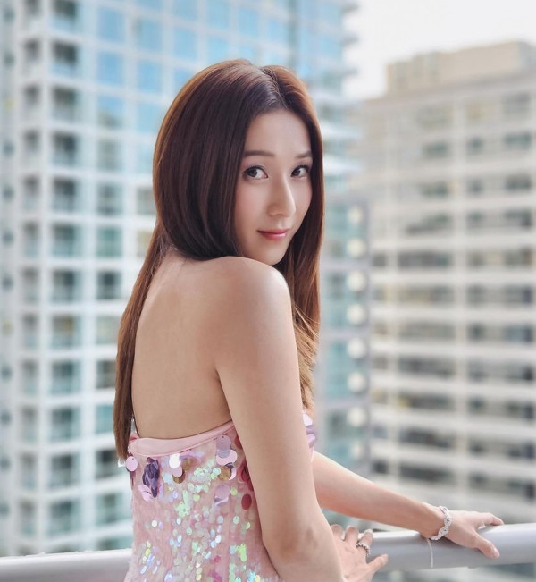 鍾嘉欣帶仔囡坐郵輪旅行！7歲大囡女大十八變！眼大臉尖極靚女！ 