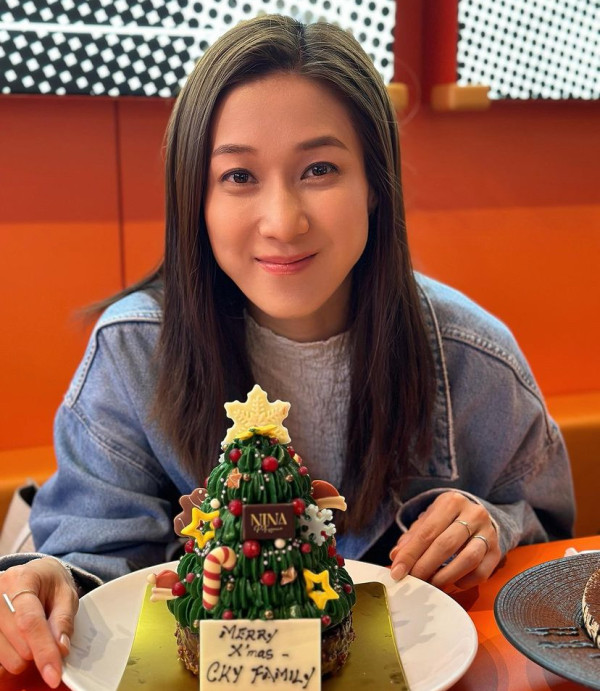 鍾嘉欣帶仔囡坐郵輪旅行！7歲大囡女大十八變！眼大臉尖極靚女！ 