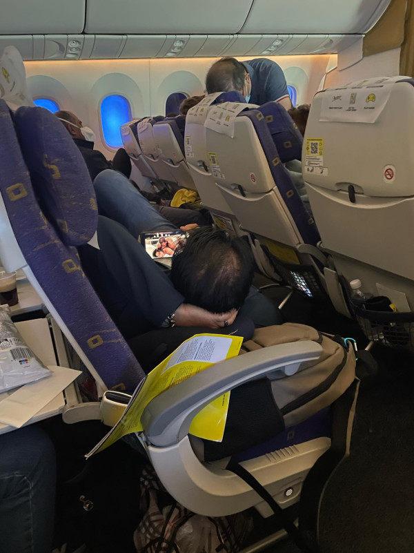 網民分享坐飛機驚遇大叔光明正大睇AV 橫躺仲唔戴耳機!?