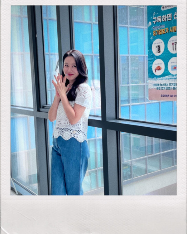 Lily Collins性感金裙現身首映禮！粉絲卻指顏值崩壞？ 