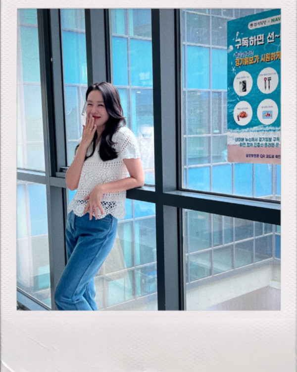 Lily Collins性感金裙現身首映禮！粉絲卻指顏值崩壞？ 