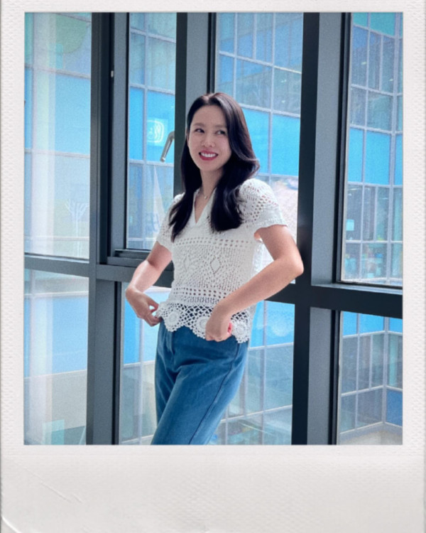 Lily Collins性感金裙現身首映禮！粉絲卻指顏值崩壞？ 