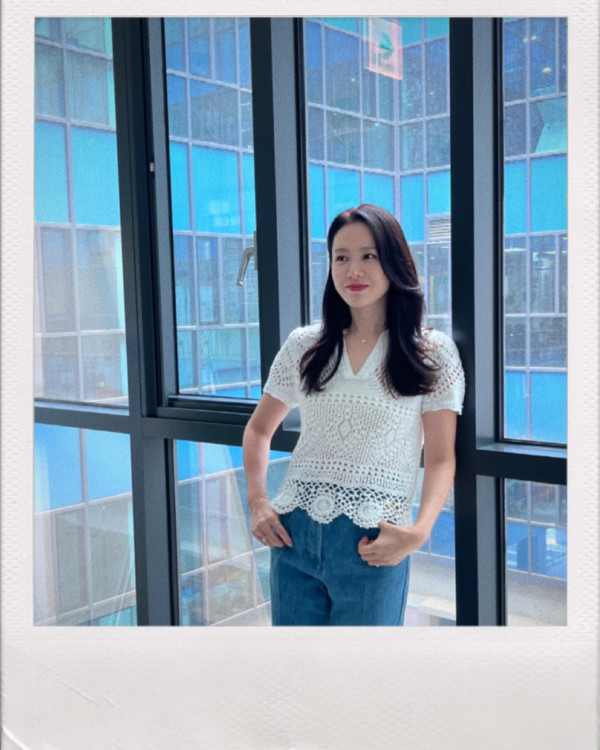 Lily Collins性感金裙現身首映禮！粉絲卻指顏值崩壞？ 