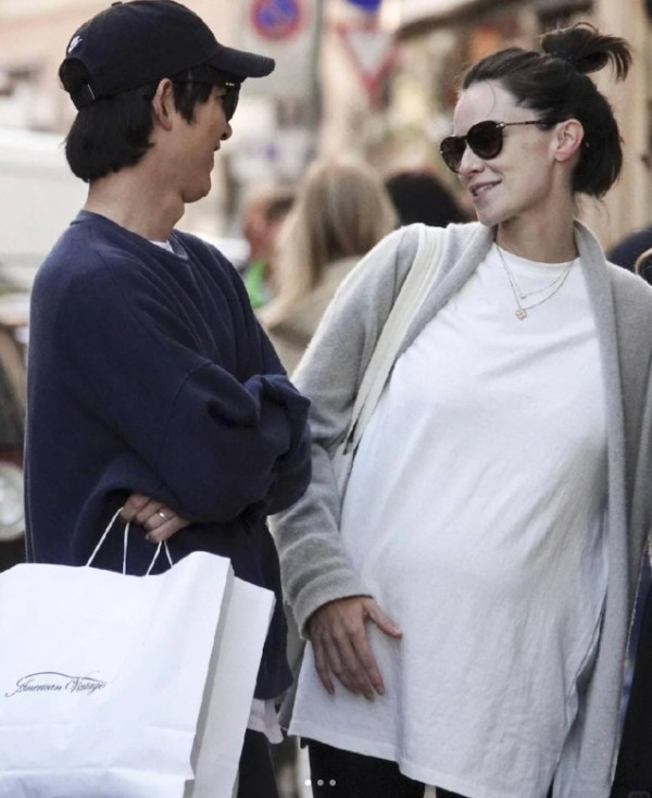 宋仲基與英籍太太美照