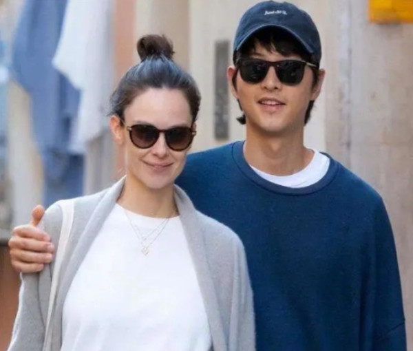 宋仲基與英籍太太美照