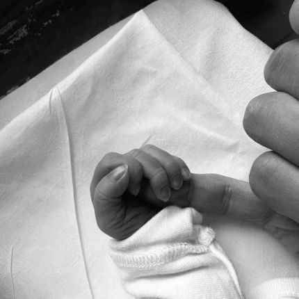 宋仲基去年年初宣布與英國女友Katy Louise Saunders閃婚，同年6月誕下1子