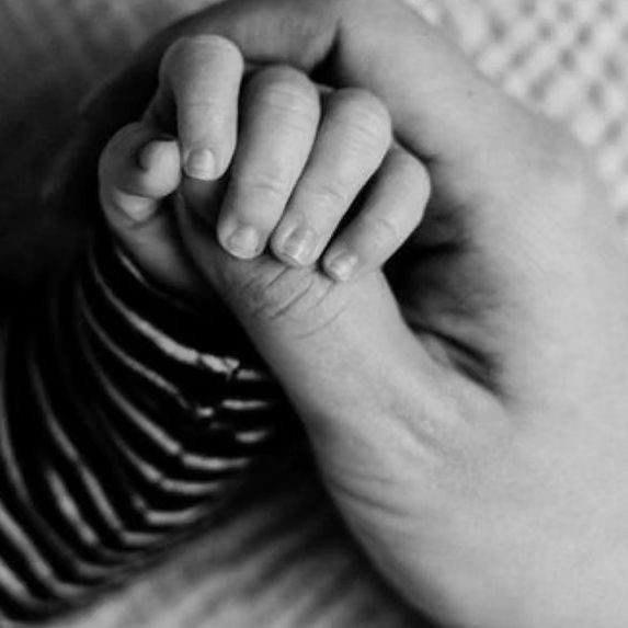 宋仲基去年年初宣布與英國女友Katy Louise Saunders閃婚，同年6月誕下1子