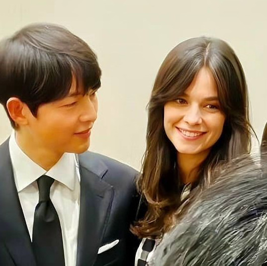 宋仲基被捕獲攜妻參加妹妹婚禮