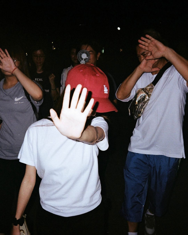 TVB演員身穿浴袍現身台中 被台灣網友捕獲：這是在拍什麼？ 