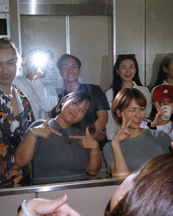 TVB演員身穿浴袍現身台中 被台灣網友捕獲：這是在拍什麼？ 